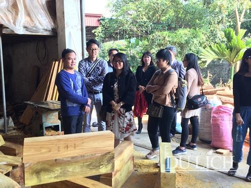 Đoàn tham quan xưởng gỗ của người dân tại xã Thanh Thùy
